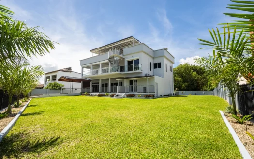 33 Metres of Absolute Waterfront in Paradise Point’s Most Exclusive Address