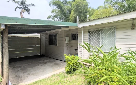 Relaxed, Light-Filled Living in Popular Pango